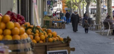 Foto portada: una fruiteria a la Creu de Barberà, fa un temps. Autor: M.Tornel.