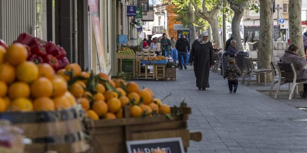 Foto portada: una fruiteria a la Creu de Barberà, fa un temps. Autor: M.Tornel.