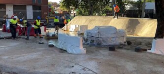 Foto portada: operaris treballant a la plaça de les Medes, als Merinals. Autor: Ajuntament.