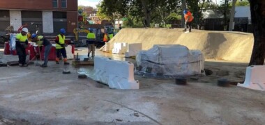 Foto portada: operaris treballant a la plaça de les Medes, als Merinals. Autor: Ajuntament.