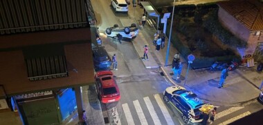 Foto portada: el vehicle bolcat, al mig del carrer. Autor: cedida.