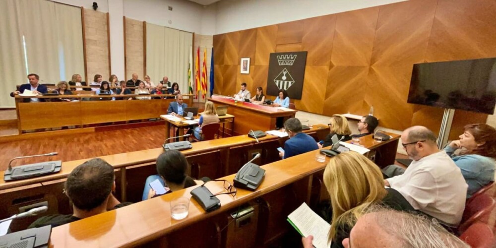 Foto portada: la sala de plens, durant el ple d'orenances. Autor: J.d.A.