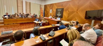 Foto portada: la sala de plens, durant el ple d'orenances. Autor: J.d.A.