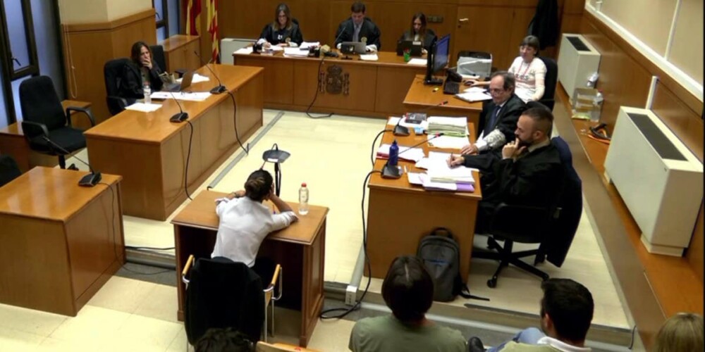 Foto portada: testimoni de la jove, aquest dimecres a l'Audiència de Barcelona. Autor: ACN.