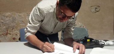 el autor, Mohammad Sabaaneh, firmando libros