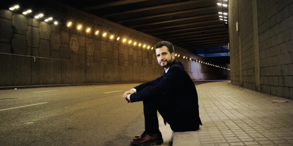 Foto portada: el periodista i comunicador sabadellenc Ricard Ustrell, en una imatge promocional de 'Col·lapse'.