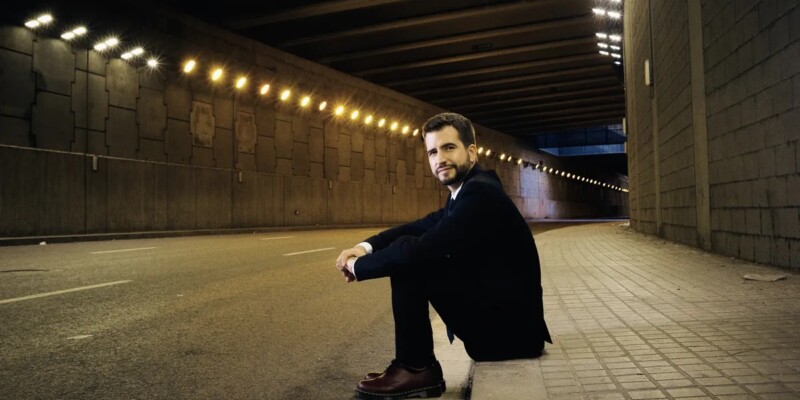 Foto portada: el periodista i comunicador sabadellenc Ricard Ustrell, en una imatge promocional de 'Col·lapse'.