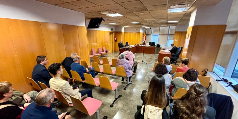 Foto portada: la sala de vistes, a l'inici del judici contra Juan Juárez, el president de l'AV Can Deu. Autor: J.d.A.