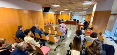 Foto portada: la sala de vistes, a l'inici del judici contra Juan Juárez, el president de l'AV Can Deu. Autor: J.d.A.