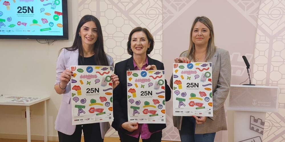 Foto de portada: Les regidores Silvia Garcia, Rosa Pareja i Laura Pineda amb el cartell del 25N. Autor: Albert P