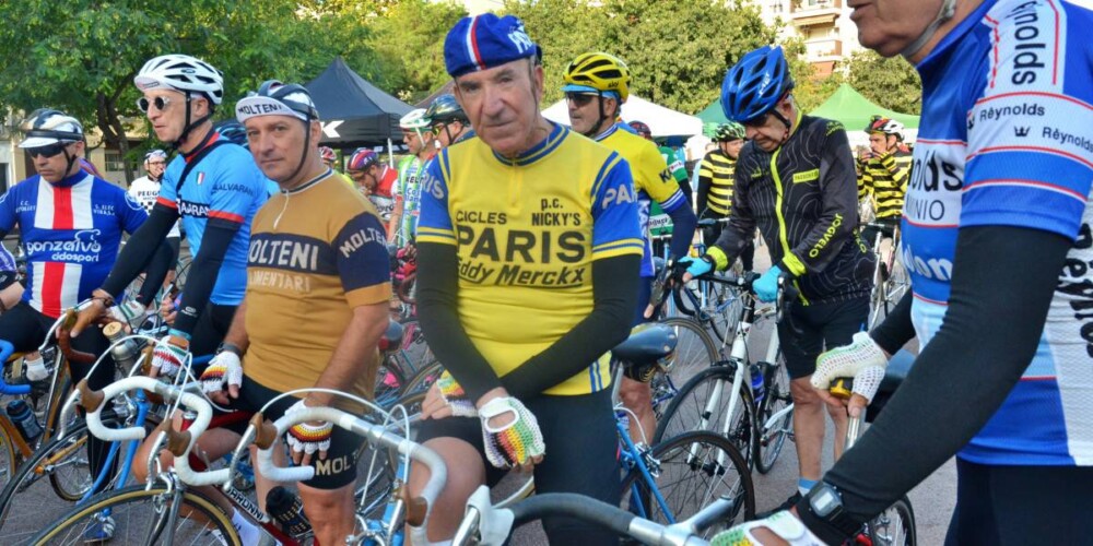Foto portada: sortida de la primera trobada de bicis clàssiques. Autor: J.d.A.