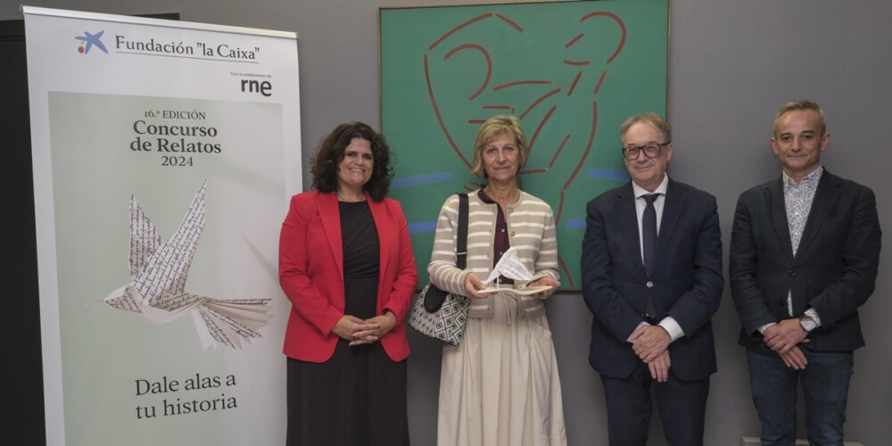 Esperanza Castro, al centre, amb els representants de la Fundació La Caixa i RNE. Autor: cedida