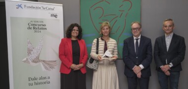 Esperanza Castro, al centre, amb els representants de la Fundació La Caixa i RNE. Autor: cedida