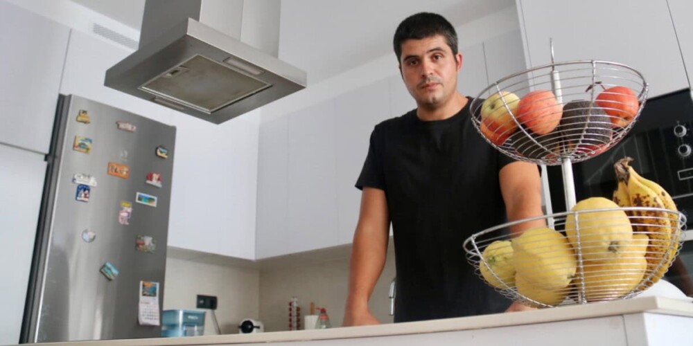 Foto portada: Jordi Alba, a la cuina de casa seva. Autor: ACN.