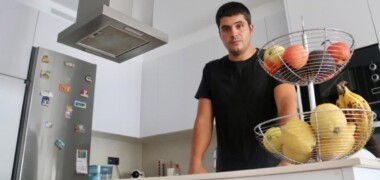 Foto portada: Jordi Alba, a la cuina de casa seva. Autor: ACN.