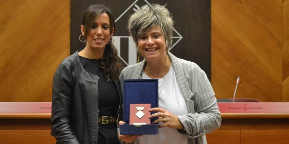 Foto portada: l'alcaldessa de Sabadell, Marta Farrés, i la filla de Carme Valero, Carme Pelayo Valero, amb la Medalla de la Ciutat. Autor: J.d.A.