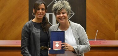 Foto portada: l'alcaldessa de Sabadell, Marta Farrés, i la filla de Carme Valero, Carme Pelayo Valero, amb la Medalla de la Ciutat. Autor: J.d.A.