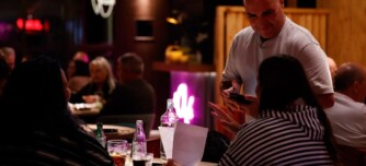 Foto portada: un servei de sopar al restaurant Omplepanxes. Autor: David Jiménez.