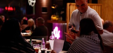 Foto portada: un servei de sopar al restaurant Omplepanxes. Autor: David Jiménez.