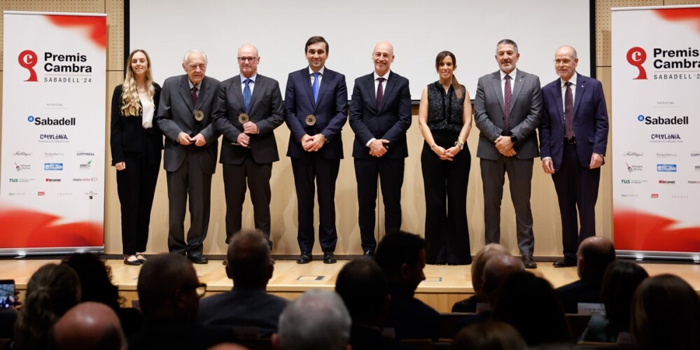 Guardonats amb els Premis Cambra i representants institucionals. Autor: D.J.