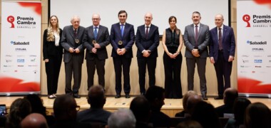 Guardonats amb els Premis Cambra i representants institucionals. Autor: D.J.