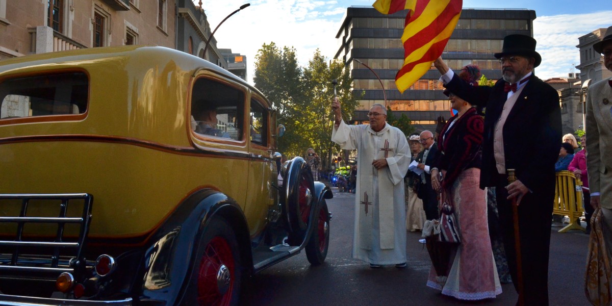 Foto portada: sortida del ral·li de vehicles clàssics de l'Aplec de la Salut. Autor: J.d.A.