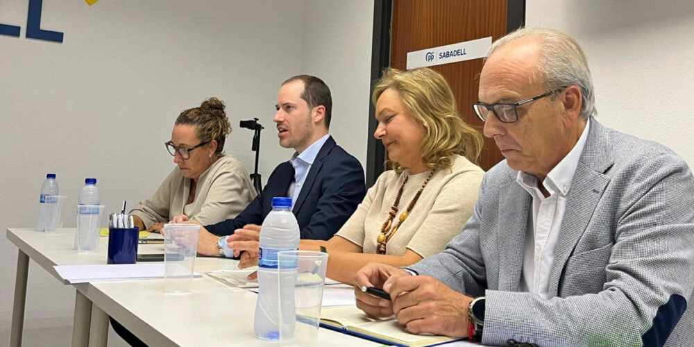 Eva Prat, Juan Fernández, Cuca Santos i Josep Tutusaus, a la seu del PP. Autor: Jordi M.
