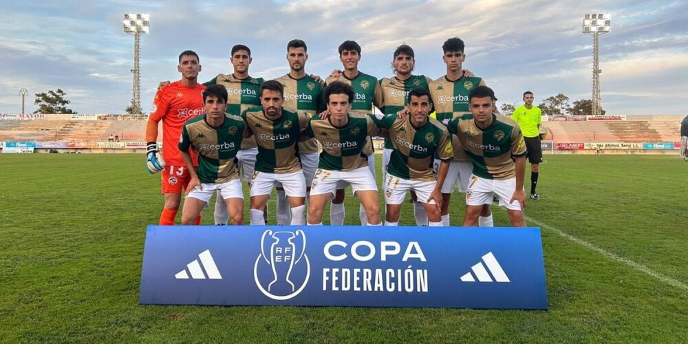 Foto de portada: Foto d'equip previ al partit. @CESabadell via X