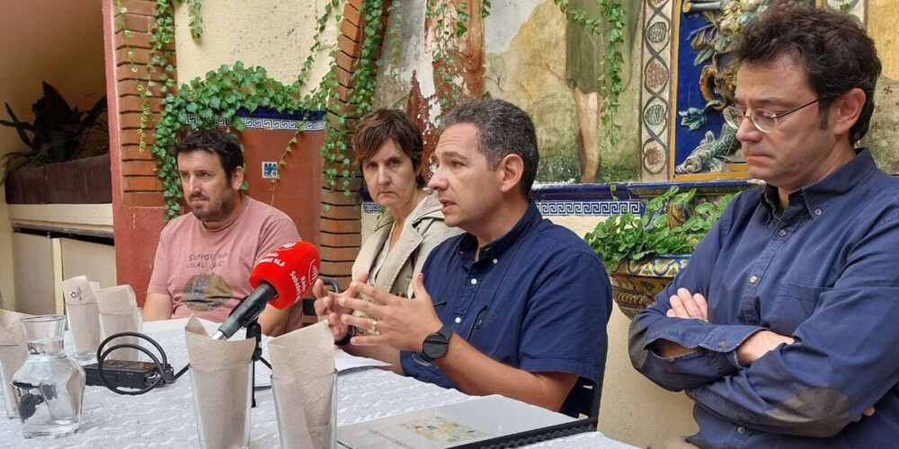 El president de Vàlua, Ricard Rodríguez, prenent la paraula, acompanyat d'Eloi Moya i Loli Rodríguez. Autor: Albert P.