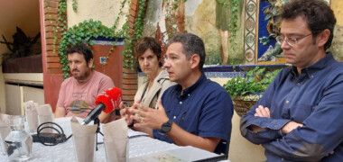 El president de Vàlua, Ricard Rodríguez, prenent la paraula, acompanyat d'Eloi Moya i Loli Rodríguez. Autor: Albert P.