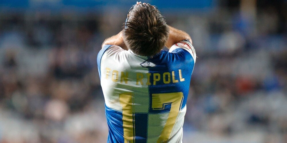 Foto de portada: Ton Ripoll, lamentant-se després del segon gol de l'Olot. Autora: Dihör