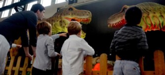 un moment d'una família al Dinosaurs Tour de Sabadell