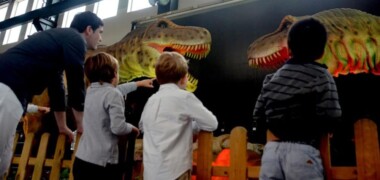 un moment d'una família al Dinosaurs Tour de Sabadell