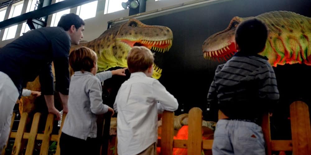 un moment d'una família al Dinosaurs Tour de Sabadell