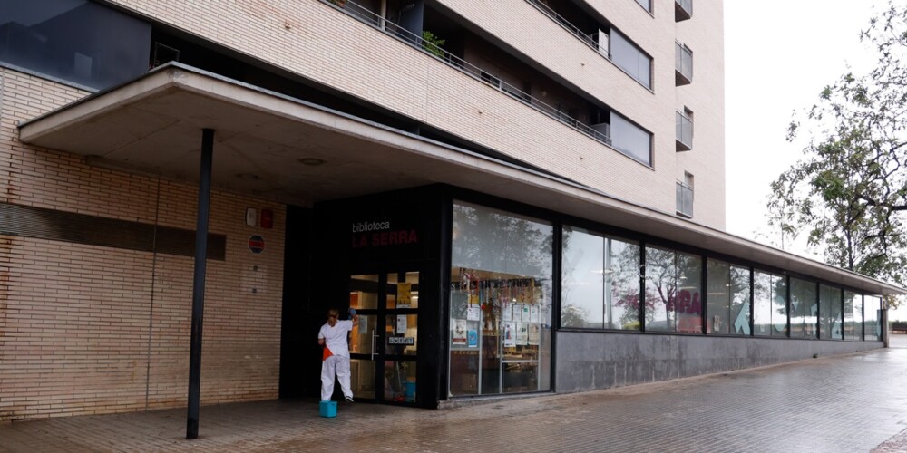 Foto portada: la biblioteca de La Serra, aquest dilluns al matí. Autor: David Jiménez.