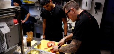 Cuiners, al restaurant Omplepanxes, a la Creu de Barberà. Autor: David Jiménez.