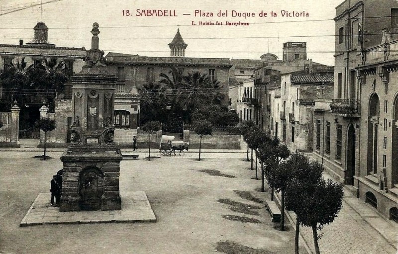 La plaça del Duc de la Victòria, ara del Gas, fa un segle. Foto: Roissin. 