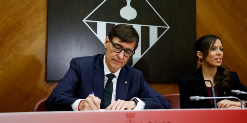 Salvador Illa signant el llibre d'honor de la ciutat. Autor: David Jiménez.