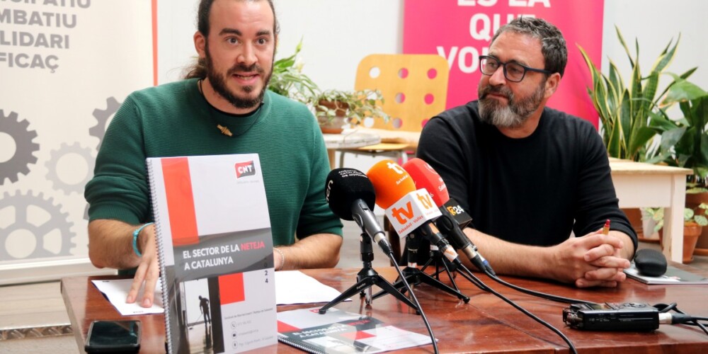 Xavier Abante, un dels autors de l'informe i Manel Martos, del sindicat CNT. Autor: ACN.