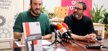 Xavier Abante, un dels autors de l'informe i Manel Martos, del sindicat CNT. Autor: ACN.