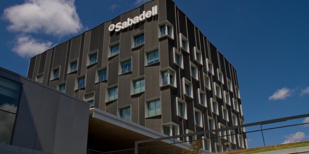 Edifici corporatiu del Banc Sabadell, els beneficis del qual van ser de rècord l'any 2024. Autor: BS