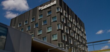 Edifici corporatiu del Banc Sabadell, els beneficis del qual van ser de rècord l'any 2024. Autor: BS