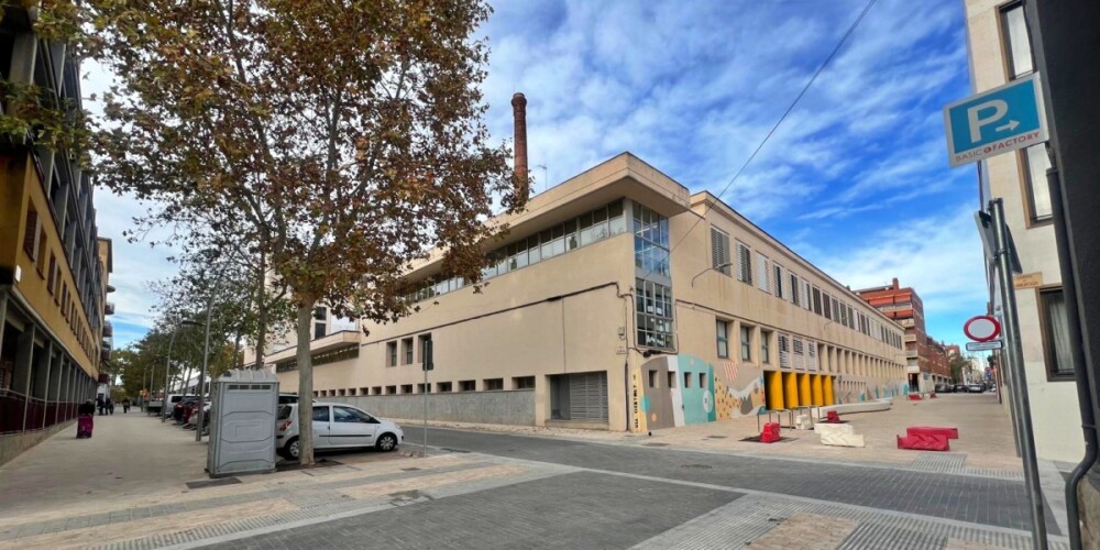 Foto portada: exterior de l'escola Amadeu Vives. Autor: Ajuntament via X.