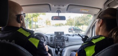 Dos agents de la Policia Municipal, patrullant. Autor: @policiaSabadell via X.