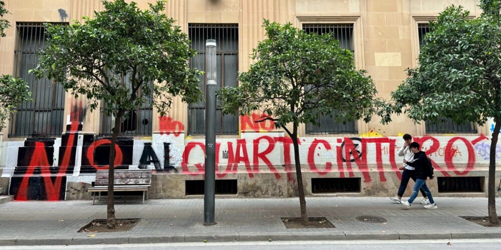 L'antic edifici de Correus, a la Via Massagué, amb una pintada contra el Quart Cinturó, el novembre de 2024. Autor: J.d.A.