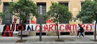 L'antic edifici de Correus, a la Via Massagué, amb una pintada contra el Quart Cinturó, el novembre de 2024. Autor: J.d.A.