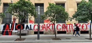 L'antic edifici de Correus, a la Via Massagué, amb una pintada contra el Quart Cinturó, el novembre de 2024. Autor: J.d.A.