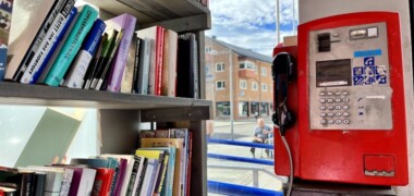 Una cabina telefònica reconvertida en un passallibres.