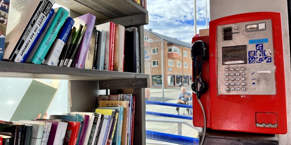Una cabina telefònica reconvertida en un passallibres.
