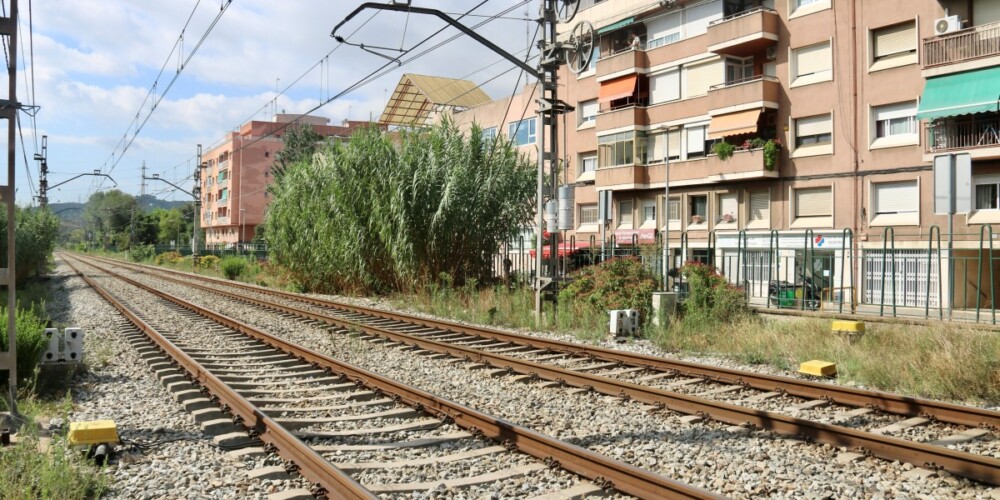 Vies del tren al seu pas per Montcada. Autor: ACN